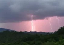 Embu das Artes com trovões e raios