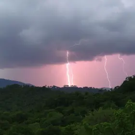 Embu das Artes com trovões e raios