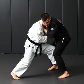 aulas de jiu-jitsu a crianças e adultos