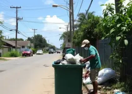 falta de coleta de lixo em Embu das Artes e Cotia